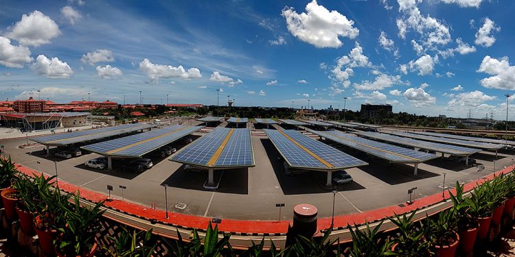 Dünyanın İlk Güneş Enerjili Havaalanı